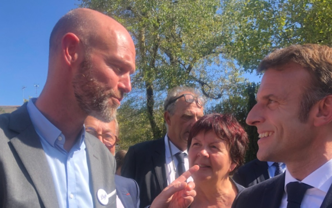 Matthieu Guesné, fondateur de Lhyfe, a pu rencontrer, ce jeudi 22 septembre, Emmanuel Macron qui visitait les éoliennes en mer au large de Saint-Nazaire.
