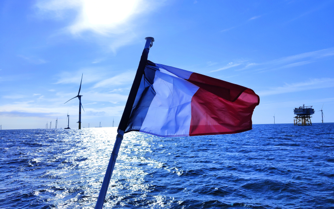 Parc éolien en mer de Saint-Nazaire. 80 éoliennes fabriquées par GE et une sous-station électrique par les Chantiers de l'Atlantique.