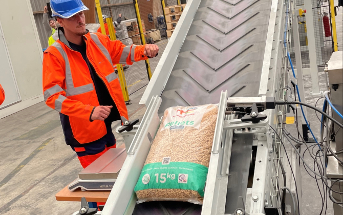 TotalEnergies a choisi d’installer à Rouen une nouvelle unité d’ensachage et de vrac de pellets de bois d’une capacité initiale de 25 000 tonnes par an.