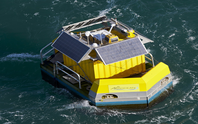 Akrocean exploite plusieurs dizaines de plateformes flottantes destinées à recueillir des données techniques et environnementales en mer.