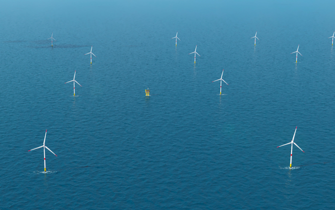 Image de synthèse du futur parc éolien des Îles d'Yeu et Noirmoutier : 62 éoliennes de 8 mégawatts.
