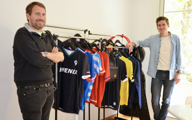 Olivier Guigonis (à gauche) et Paul-Emmanuel Guinard ont créé Phenix Sport, acteur de l’économie circulaire qui recycle le plastique en maillots de sport et les vieux maillots en matériel de sport.