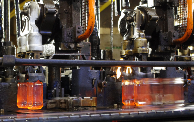 Quatre millions de pots en verre sont produits chaque jour à l'usine Verallia de Lagnieu, dans l'Ain.