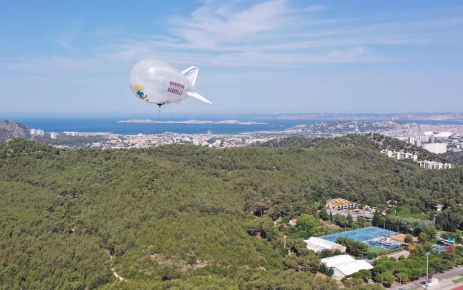 Équipé d’une caméra 360 degrés à 600 mètres d’altitude, un ballon captif A-NSE a surveillé les Calanques de Marseille pour aider le Bataillon des Marins Pompiers dans la lutte contre les incendies.