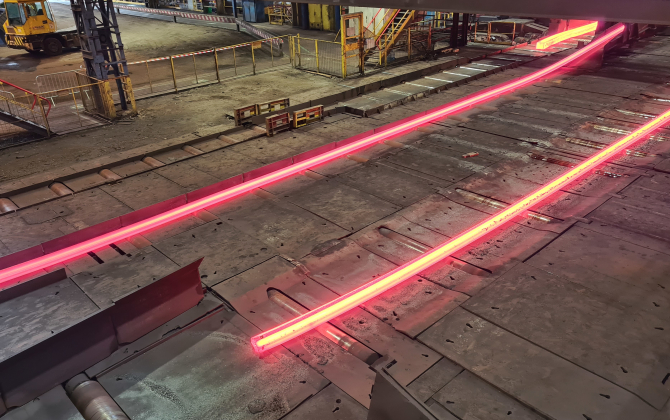 À partir de blooms venus de l’aciérie d’Ascoval et chauffés à 1 200°C, le laminoir de l’usine d’Hayange forme des rails qui peuvent atteindre 108 mètres de long.
