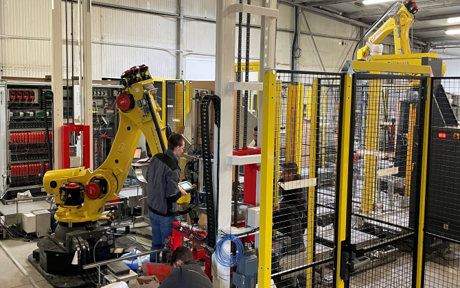 AB Process à Landivisiau conçoit et fabrique des robots pour l'industrie.