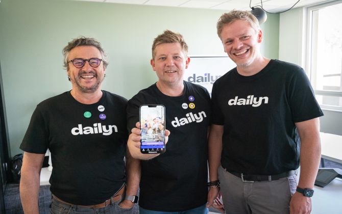 Arnaud Przybylski, au centre, est le fondateur de Dailyn. Il est entouré de membres de son comité stratégique, dont Ludovic Duprez (à gauche).