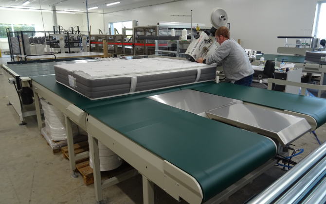 De nouveaux équipements comme une tour d’empilage et une emballeuse ont été installés dans la nouvelle unité de production de matelas.