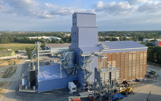 Haut de 42 mètres, le nouveau silo de Gersycoop, implanté à Fleurance, peut stocker l’équivalent de 10 200 tonnes de blé. Il est l’un des plus grands équipements du genre dans le Sud-Ouest.
