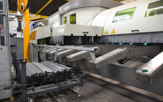 Il y a trois ans, Dirickx a acquis un Laser Tube, une machine de huit mètres de long qui réalise des trous et des découpes, automatiquement. Avant, cela occupait plusieurs postes de travail différents.