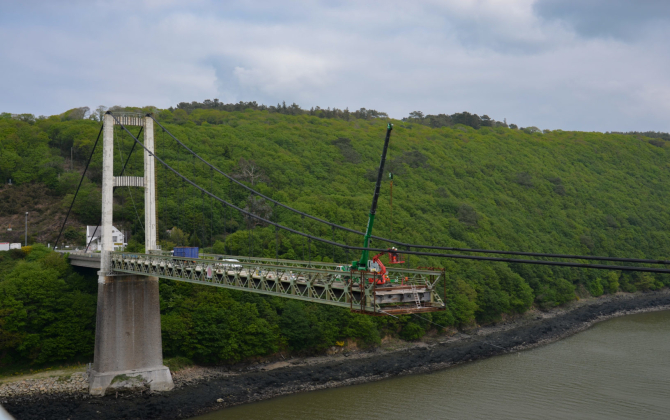 La déconstruction du tablier métallique du pont de Térénez fait partie des chantiers d’envergure réalisés par Calves Démontage.