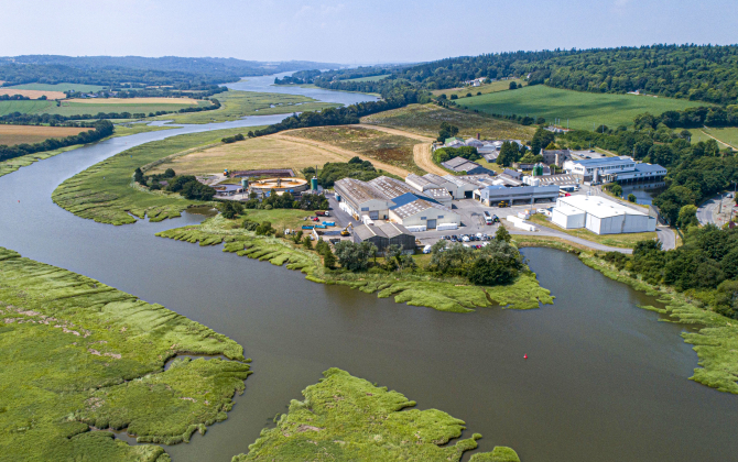 Le site de JRS Marine Products, au bord de l’Élorn (Finistère) puise l’eau du ruisseau qui passe sur son terrain.