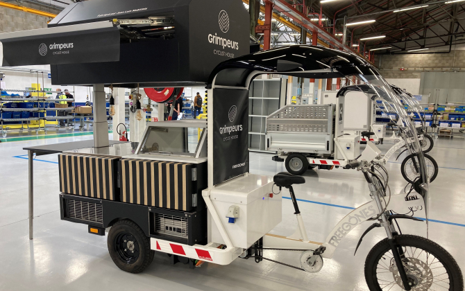 Le vélo cargo électrique Freegônes Food est désormais assemblé sur le site de Renault Trucks à Vénissieux.
