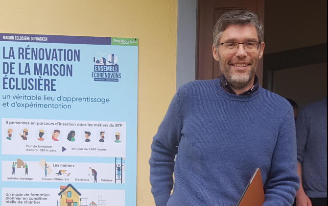 Luc de Gardelle, président du Groupe Altaïr, entreprise d’insertion, pilote le chantier-école du PTCE à la maison éclusière de Strasbourg.