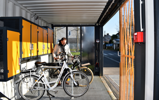 Un abri vélo fabriqué à partir d'un conteneur par la start-up Nielsen Concept à Rezé (Loire-Atlantique).