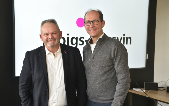 Bert van Meer (à dr.), directeur commercial de Topigs Norsvin International, et Rémi Maguer, directeur de Topigs Norsvin France, dans le nouveau siège social de Landerneau.