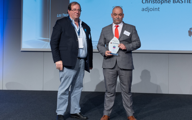 Christophe Bastien, dirigeant de Solaronics ECS, a reçu le prix de l’industrie technologique lors des Trophées de l’industrie 2022.