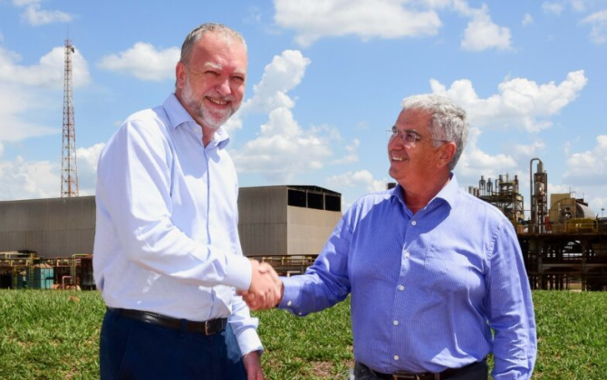 Le groupe nordiste Lesaffre se dote d’une nouvelle usine au Brésil. Jean de Lataillade, président de Lesaffre en Amérique latine (à gauche) avec le Pdg de Cocal Group.