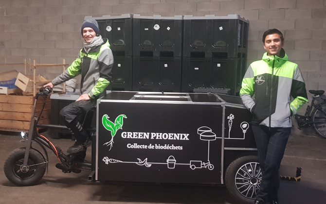 William Gourdin-Servenière (à gauche) et Daniel Monjaraz-Perez (à droite), cofondateurs de Green Phoenix, dans l’entrepôt du marché gare, sur le vélo-cargo électrique développé avec le concepteur alsacien Kambikes.