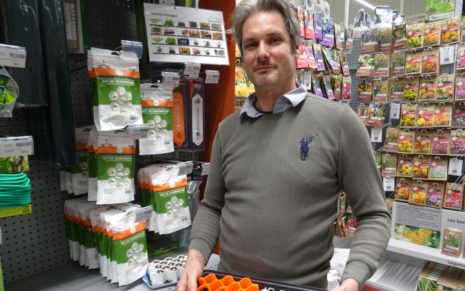 Eric Beaudoin dans l’un des 130 magasins verts qui distribue les kits Germie dans l’Ouest de la France.