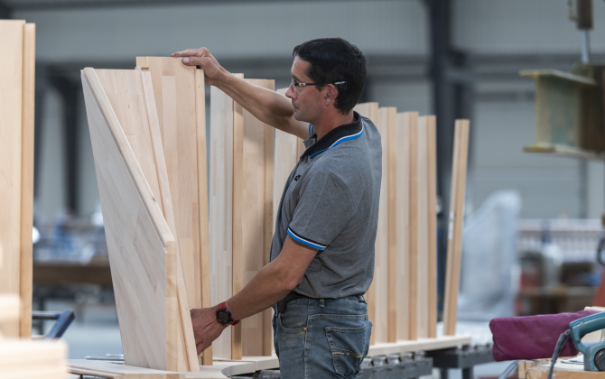 Le groupe Riaux, implanté en Ille-et-Vilaine et dans le Maine-et-Loire, est spécialisé dans la fabrication d’escaliers sur-mesure, notamment en bois.