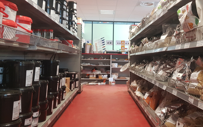 Le magasin, situé à l'entrée du site alsacien, propose des consommables (épices et bois de fumage, notamment) aux clients de Fesia.