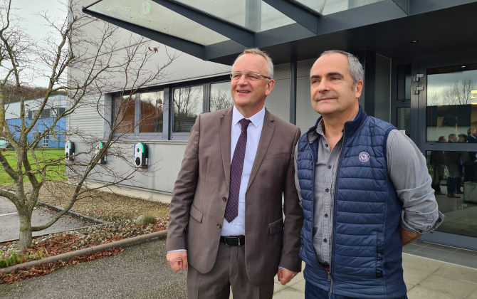 Les deux fondateurs de Cristal Laser, Dominique Lupinski et Philippe Villeval, sont particulièrement attentifs à l’indépendance de leur PME.