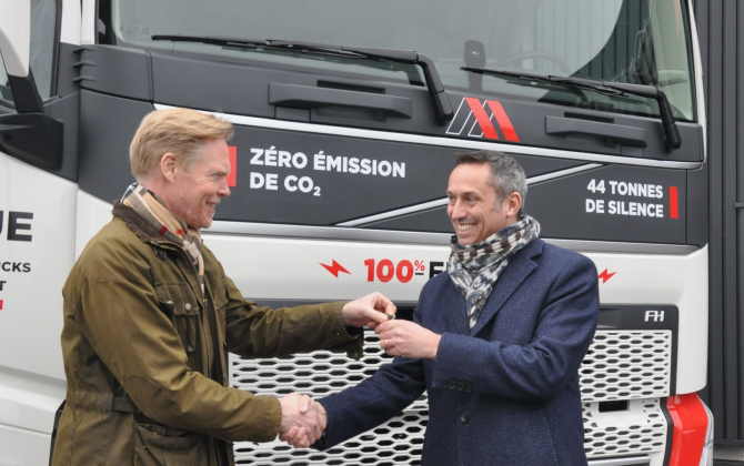 Marcus Hörberg, président de Volvo Trucks France, a remis les clés d’un camion 100 % électrique à Fabrice Grandgirard, président du groupe Mauffrey.