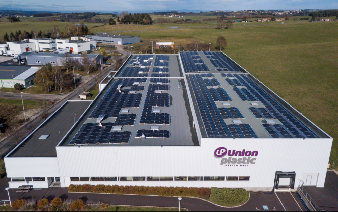 Union Plastic a équipé ses deux sites de production de panneaux photovoltaïques pour produire plus propre.