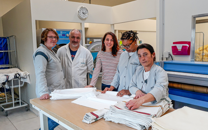 Des collaborateurs de l’activité blanchisserie de Videal 35, à Noyal-Châtillon-sur-Seiche.