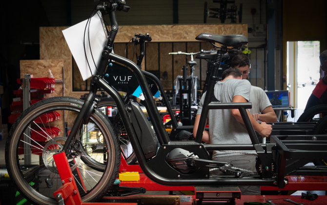 L'atelier de fabrication de VUF Bikes est situé dans la zone de fret de l'aéroport de Bordeaux-Mérignac (Gironde).