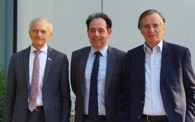 De gauche à droite : Michel Deneken, président de l’Université de Strasbourg, Michaël Galy, directeur des hôpitaux universitaires de Strasbourg, Régis Bello, président de la Fondation de l’Université de Strasbourg.