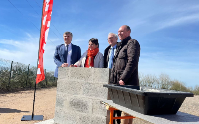 La première pierre du chantier a été posée jeudi 16 mars, en présence de Stéphane Gigou, le président du groupe Trigano, d’Anne Beauchef, conseillère régionale, d’Olivier Compain, sous-préfet de Mamers, et de Frédéric Beauchef, le maire.