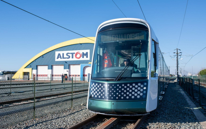 Le tramway qui roulera prochainement à Nantes est en test sur le site d’Aytré.