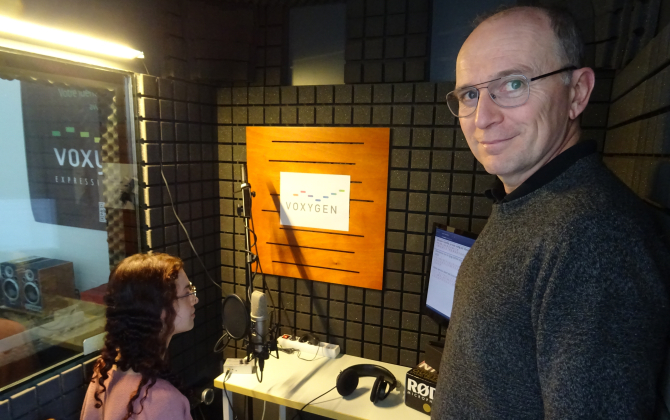 Olivier Rosec, DG de Voxygen, dans le studio d’enregistrement de voix.
