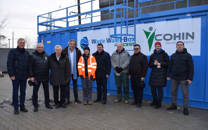 Sébastien Cohin, PDG de Cohin Environnement, s’est rendu, avec une ingénieure de la société, en Ukraine pour livre une Waste Water Boxe destiné à traiter les eaux usées de la ville de Khoust.