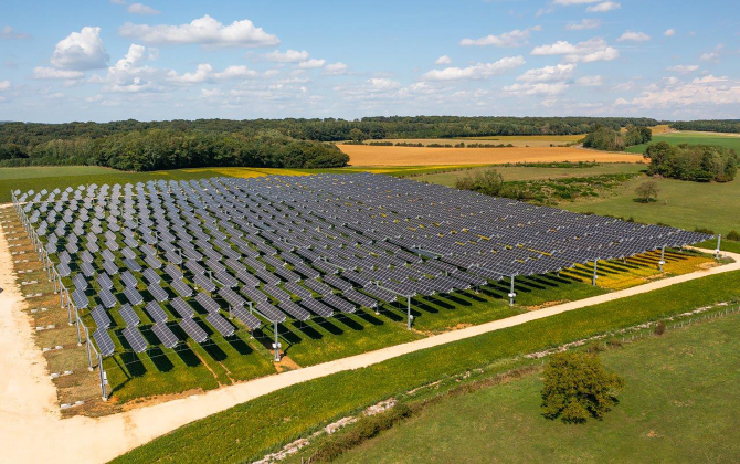 À Amance en Haute-Saône, TSE a installé sa première ombrière agri-photvoltaïque sur trois hectares.