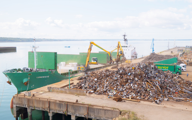 Chargement de matériaux au port de commerce de Brest par Guyot Environnement.