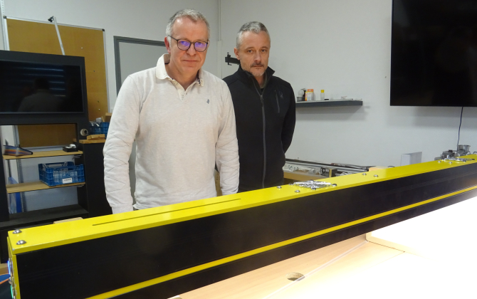 Christophe Cormerois (à gauche), président de Prodeal, et Anthony Guyader, président de Swaay, ont développé un nouveau luminaire.