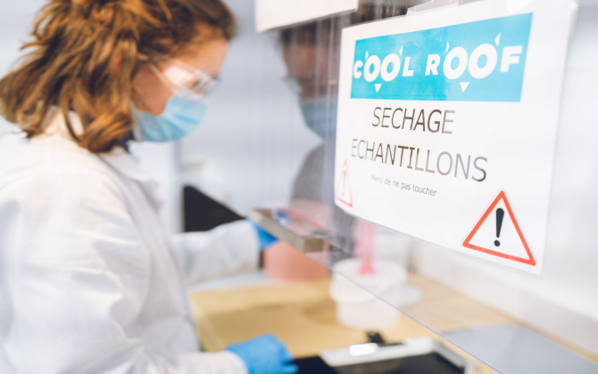 Cool Roof France dispose de son propre laboratoire afin de mettre au point ses formules de peintures réflectives.