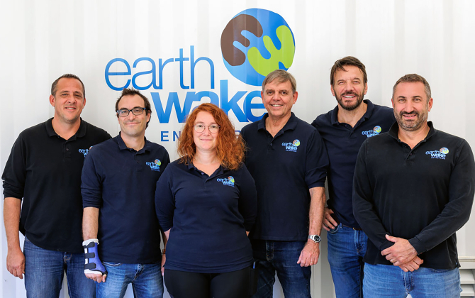 Earthwake a été cofondée par le comédien Samuel le Bihan (2e à droite) et François Danel, ex-directeur d’Action contre la Faim (3e à droite). Christofer Costes (2e à gauche) a inventé la technologie sur laquelle se base la Chrysalis.