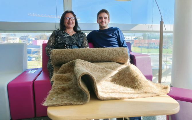 Florence Baron et Robin Maquet, cofondateurs de Bysco qui utilise le byssus des moules pour concevoir des textiles.