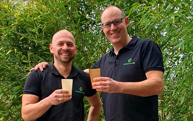 Florian Bethgnies, directeur général de Waste Me Up, et Frédéric Mauny, président, imaginent des gobelets à partir de résidus de céréales utilisées pour produire de la bière.