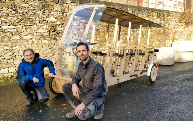 Jean-François Robert et Jérémy Jeusset, codirigeants de Humbird, ont fabriqué le Woodybus, un moyen de transport low-tech.