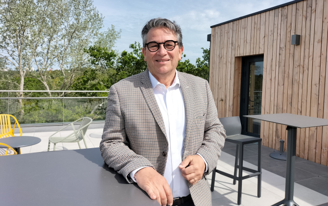 Jean-François Vigneron, directeur général de Finistère Assurance sur la terrasse du nouveau siège de l’entreprise à Quimper.