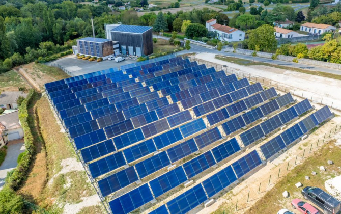La centrale solaire thermique de Pons a été installée par la société bordelaise Newheat sur un terrain communal d’environ 1 800 m².