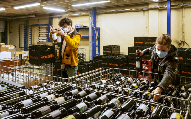 La jeune entreprise lyonnaise Rebooteille a collecté 20 000 bouteilles consignées en 2021.