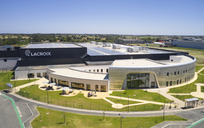 La nouvelle usine Symbiose de Lacroix Electronics à Beaupréau-en-Mauges s’étend sur 19 000 mètres carrés. Le site devrait doubler son chiffre d’affaires d’ici 2027.