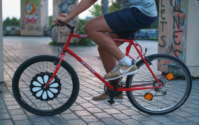La roue Teebike s'adapte à n'importe quel vélo et permet de l'électrifier.