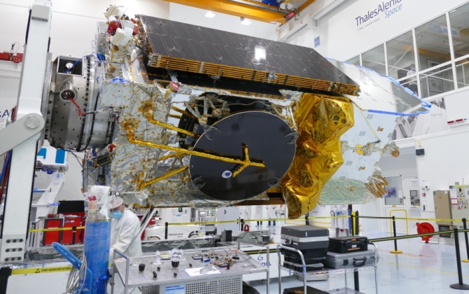 Lancé dans l’espace fin 2021, le satellite de télécommunications SES-17 a été fabriqué dans les salles blanches du site cannois de Thales Alenia Space.